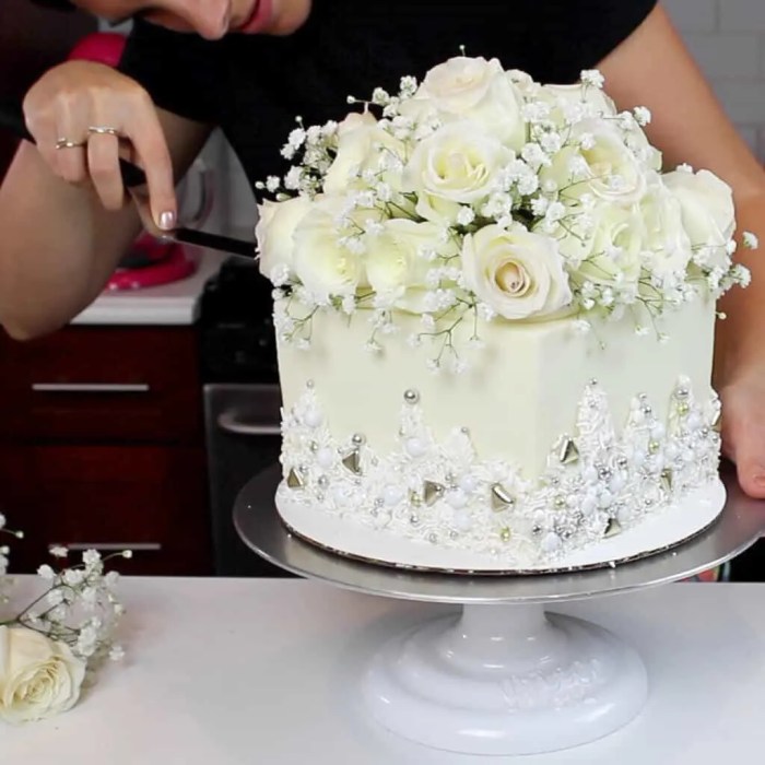 How to use real flowers to decorate cakes