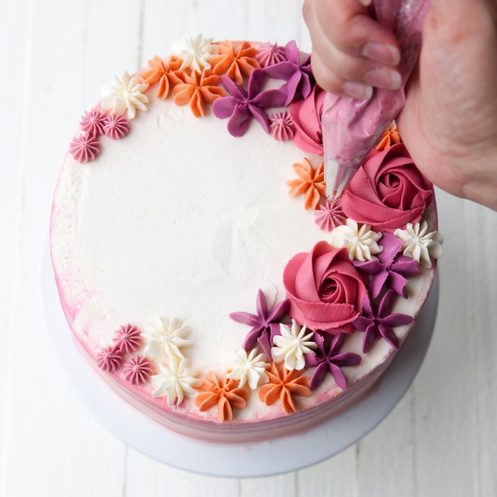 What flowers can you decorate a cake with