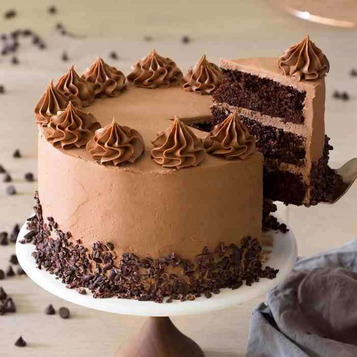 How to use chocolate to decorate a cake