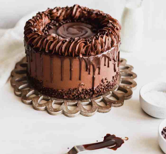 How to use chocolate to decorate a cake