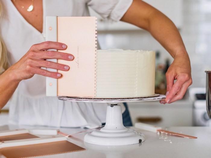 What icing is used to decorate cakes