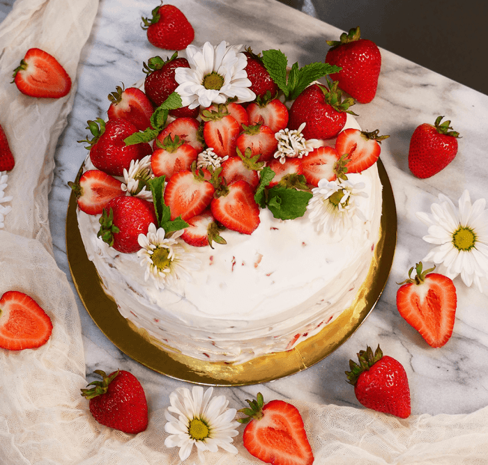 How to use strawberries to decorate a cake