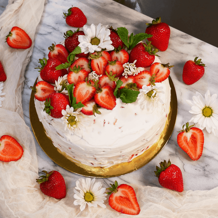 How to use strawberries to decorate a cake