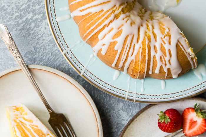 How to use icing sugar to decorate cake