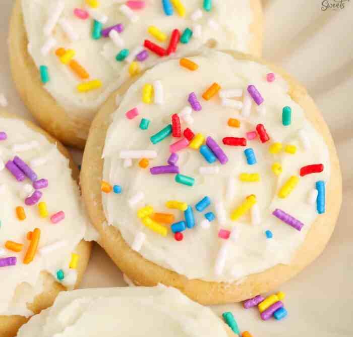 How to use cake frosting to decorate cookies