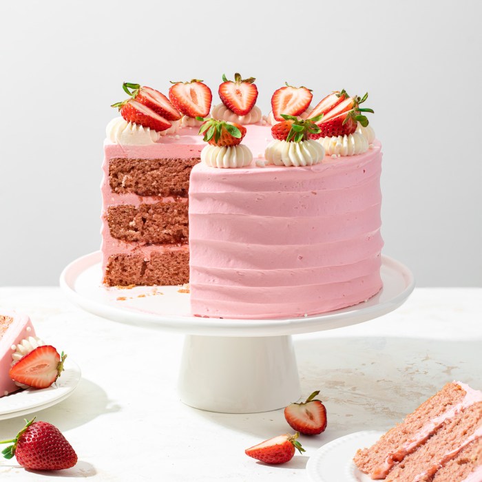 How to use strawberries to decorate a cake