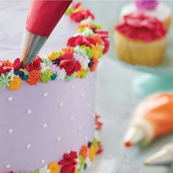 How to use tips to decorate a cake