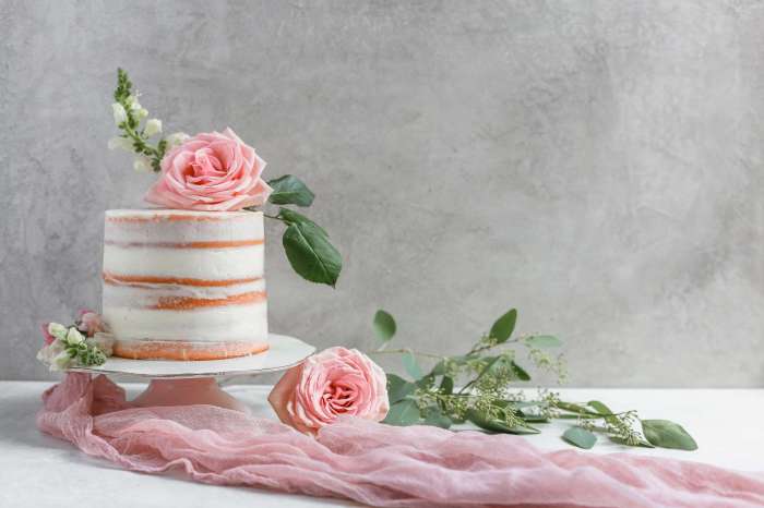 How to use real flowers to decorate cakes