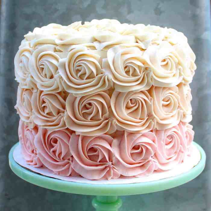 How to use butter icing to decorate cake