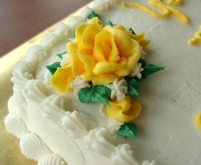 How to make cream to decorate birthday cake