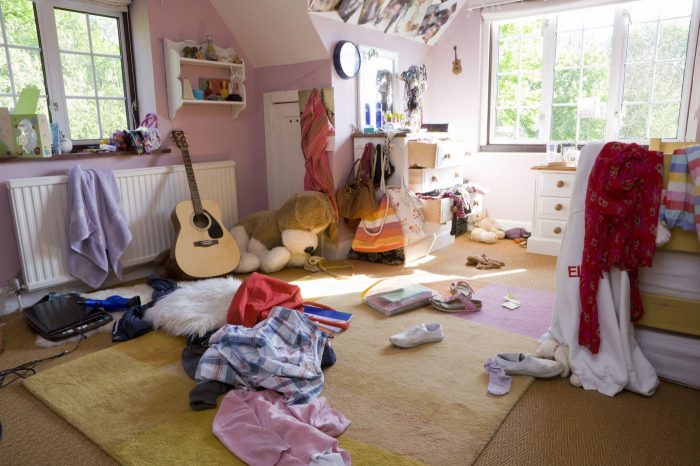 How to decorate a messy room