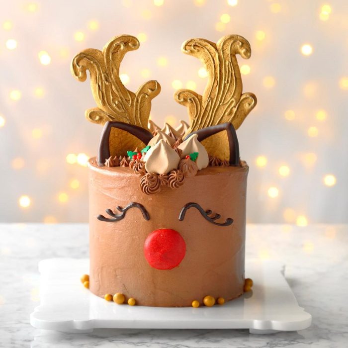 How to make a reindeer cake decoration