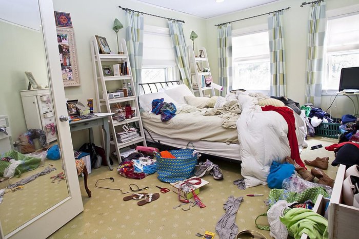 How to decorate a messy room